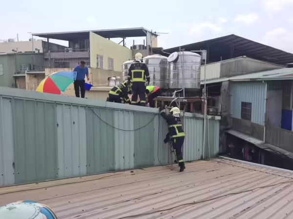 大熱天中午洗水塔工人昏倒屋頂死亡