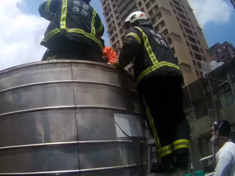 驚險！大中午頂樓洗水塔中暑 桃園餐廳員工摔進水塔